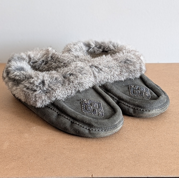 Manitobah Mukluks Shoes - Manitobah Mukluks | Grey Suede Beaded Mukluk Slippers w Rabbit Fur, Size 8